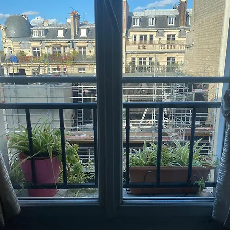 Cosy In Parisian Area 16th